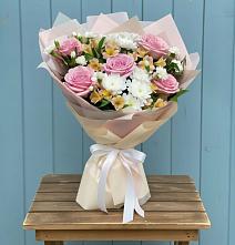 Букет цветов из:  Гвоздики, Орхидеи и Розы в Фёдоровской