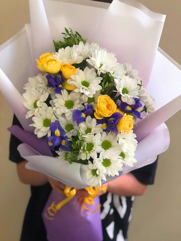 Букет цветов из: Ирисы, Хризантемы и Розы в Фёдоровской