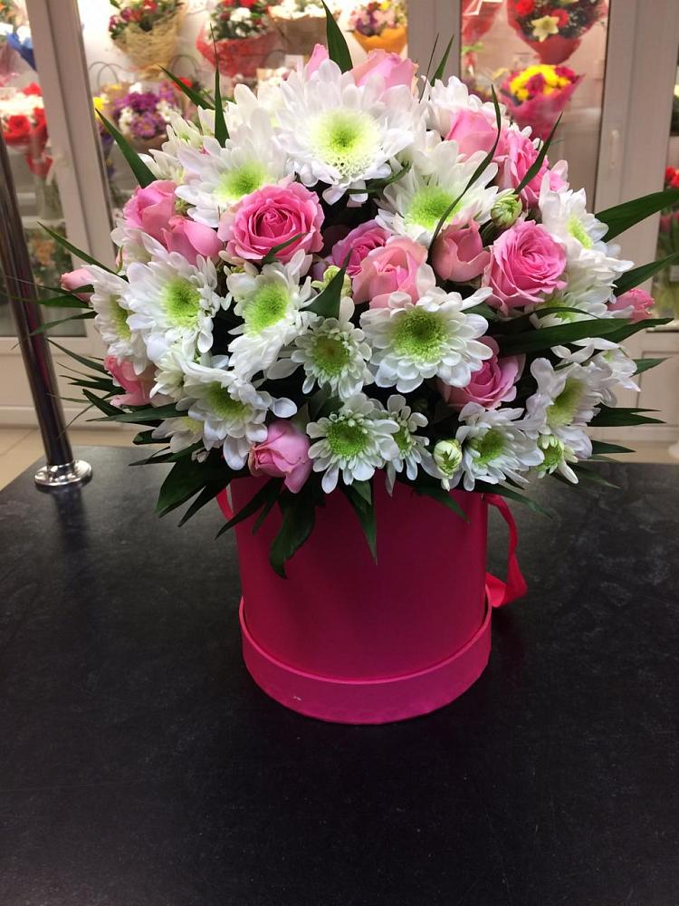 Цветочная композиция из Розы и Хризантемы в шляпной коробке в Фёдоровской