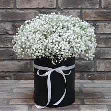 Цветочная композиция из Гипсофила в шляпной коробке в Фёдоровской
