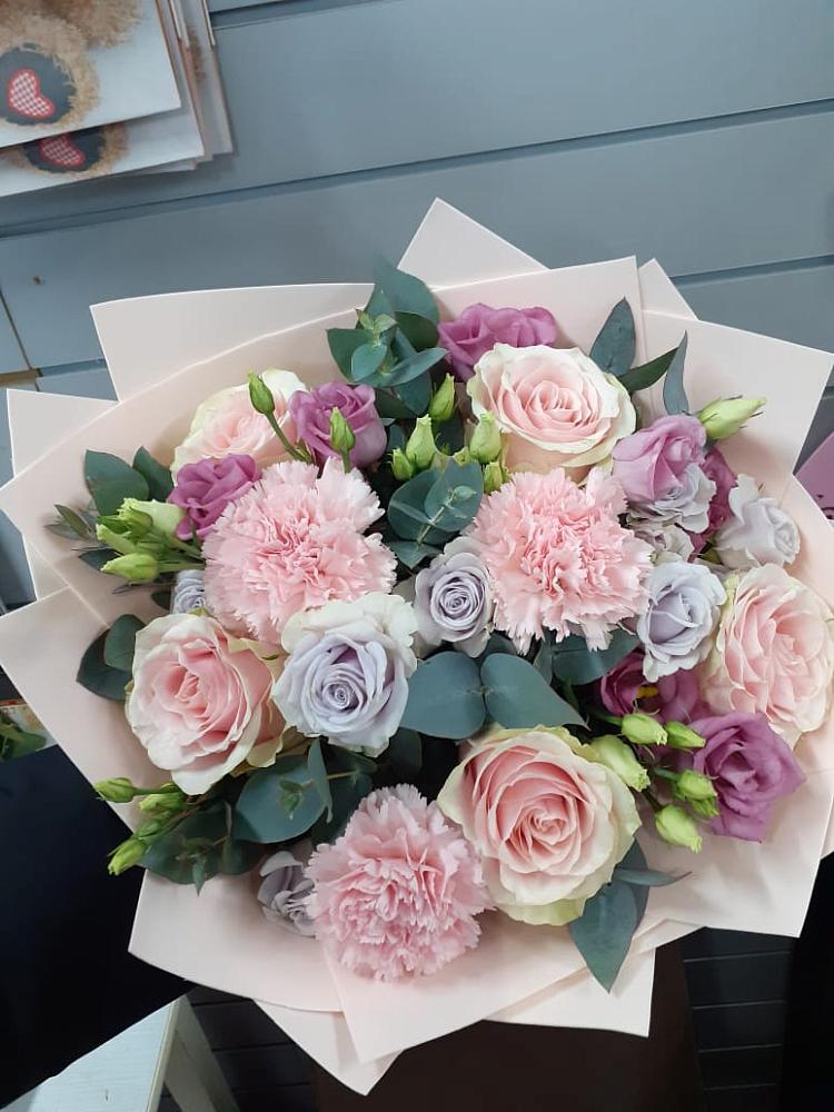 Букет цветов из: Розы, Гвоздики и Лизиантусы в Фёдоровской